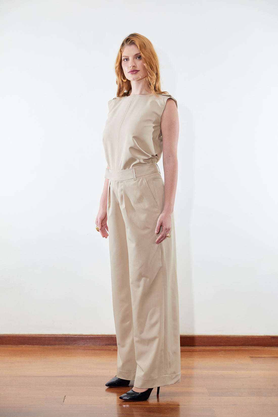 CALÇA RETA COM PREGAS