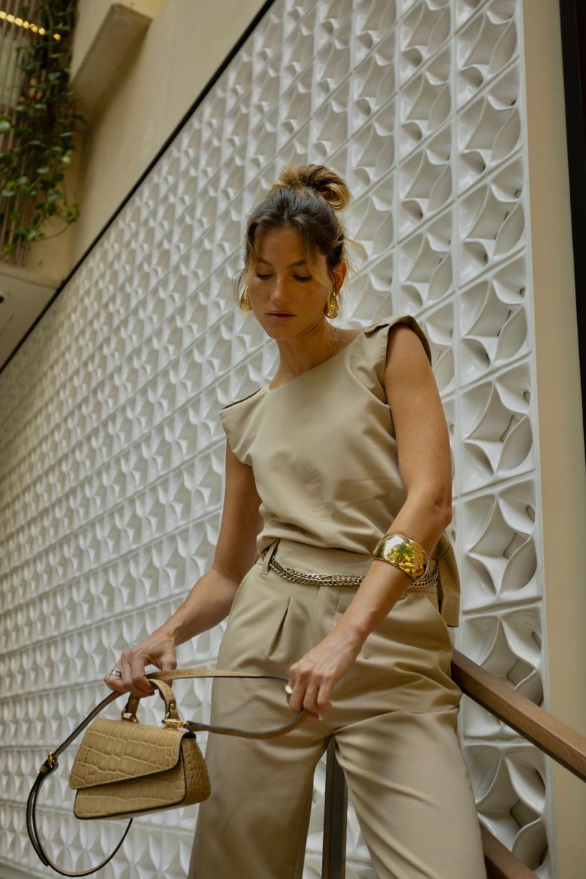 Blusa Reta com Martingale Bege