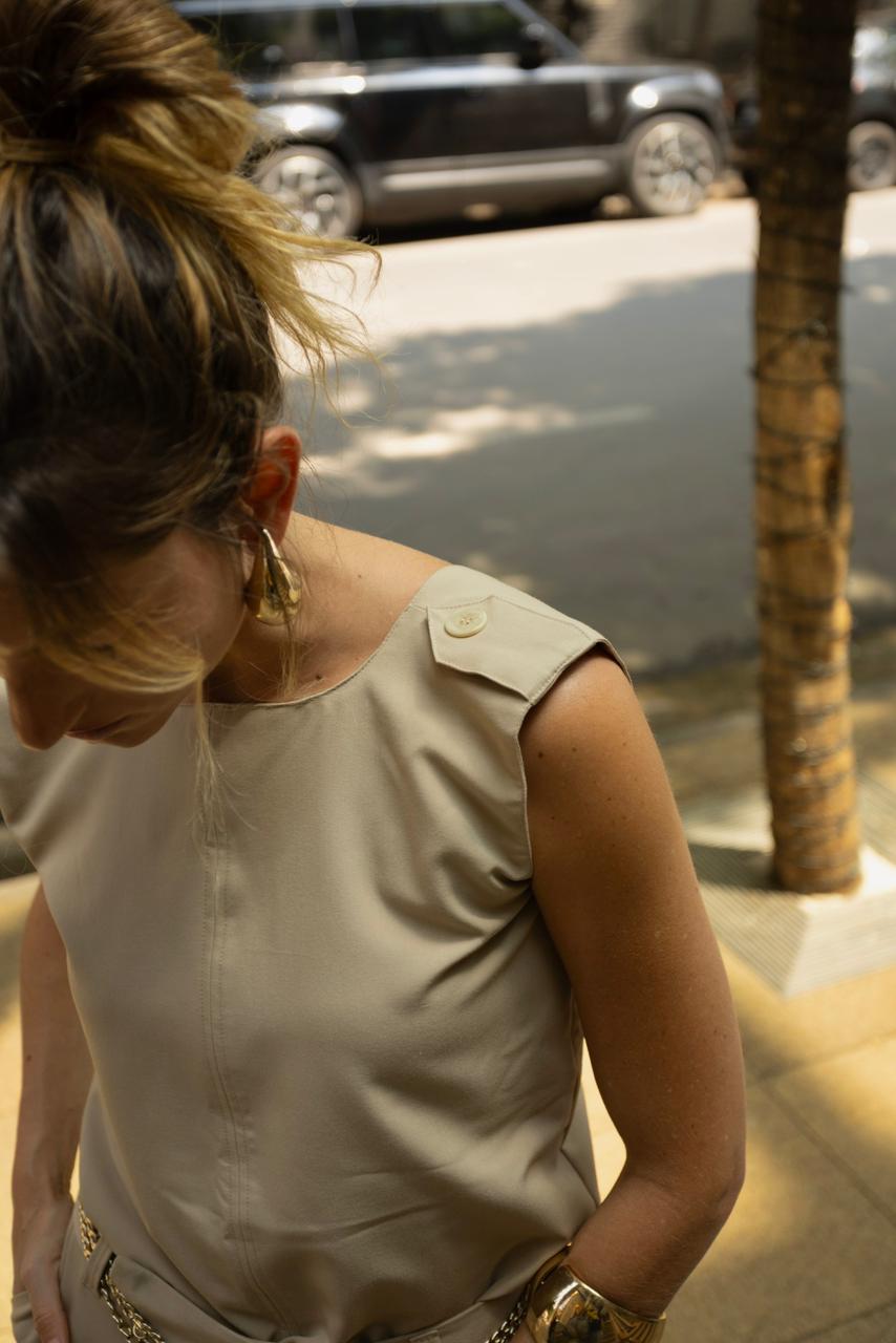 Blusa Reta com Martingale Bege